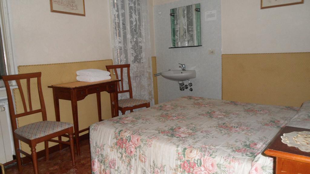 Hotel Locanda Ca' Foscari Venedig Zimmer foto
