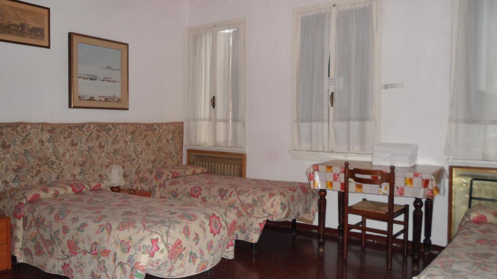 Hotel Locanda Ca' Foscari Venedig Zimmer foto