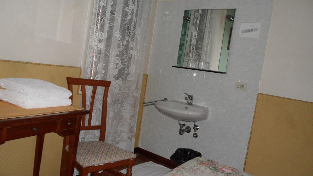 Hotel Locanda Ca' Foscari Venedig Zimmer foto