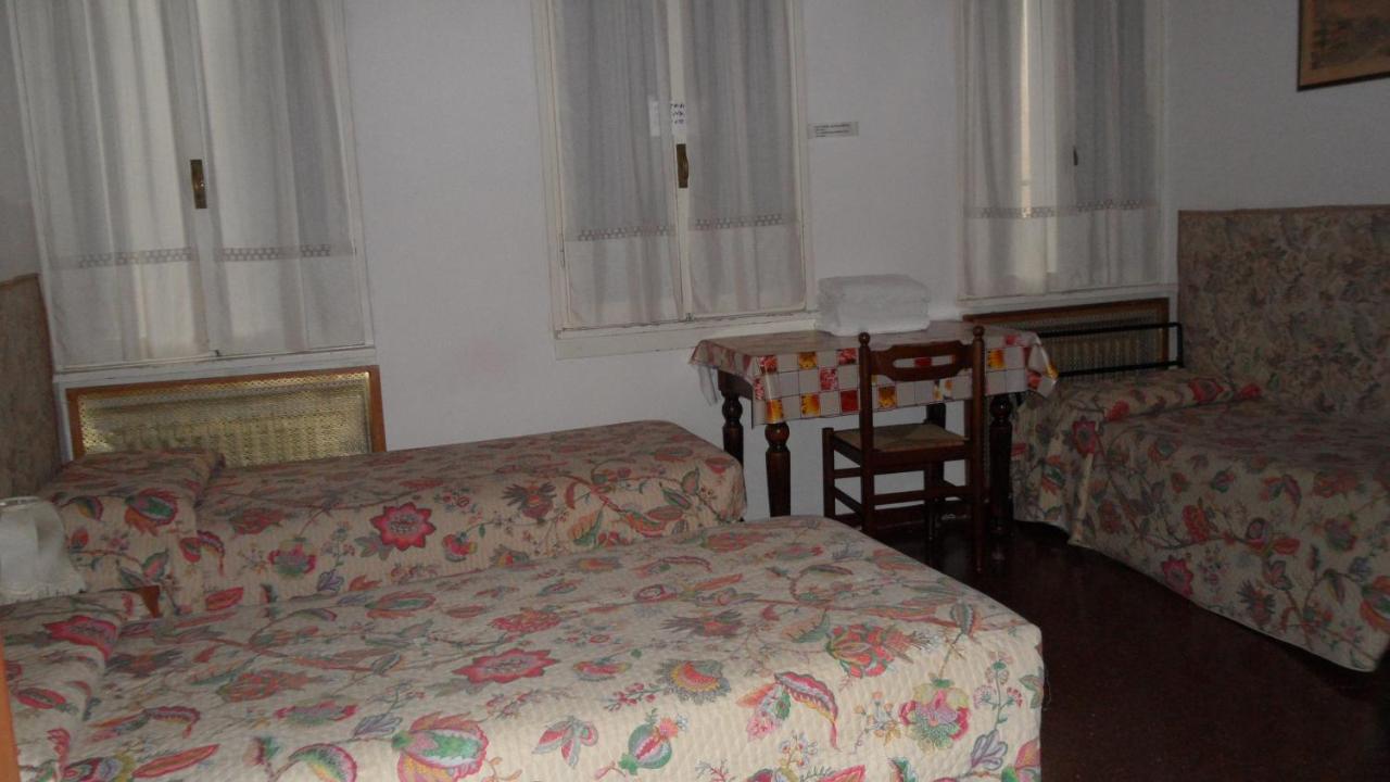 Hotel Locanda Ca' Foscari Venedig Zimmer foto
